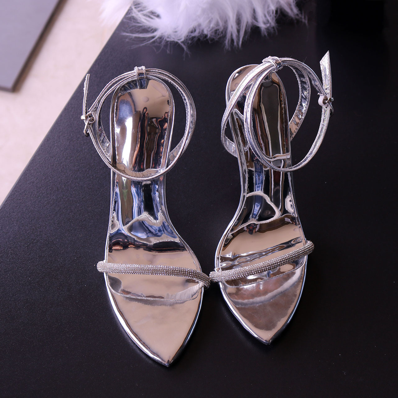 Silver mirror lacquered leathe - đánh giá và giá Casual Sandal Leather