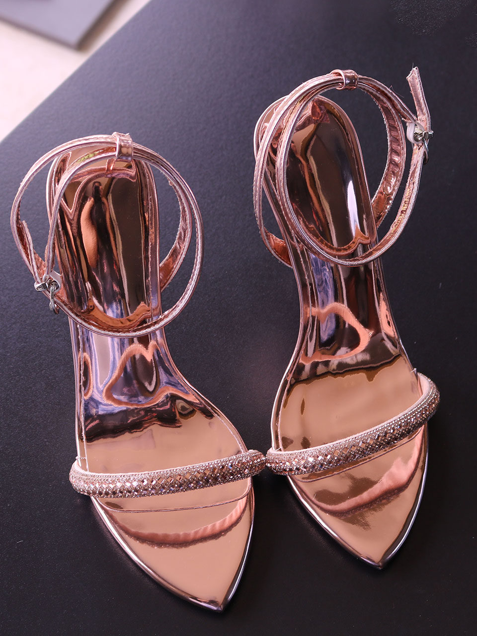Silver mirror lacquered leathe - đánh giá và giá Casual Sandal Leather